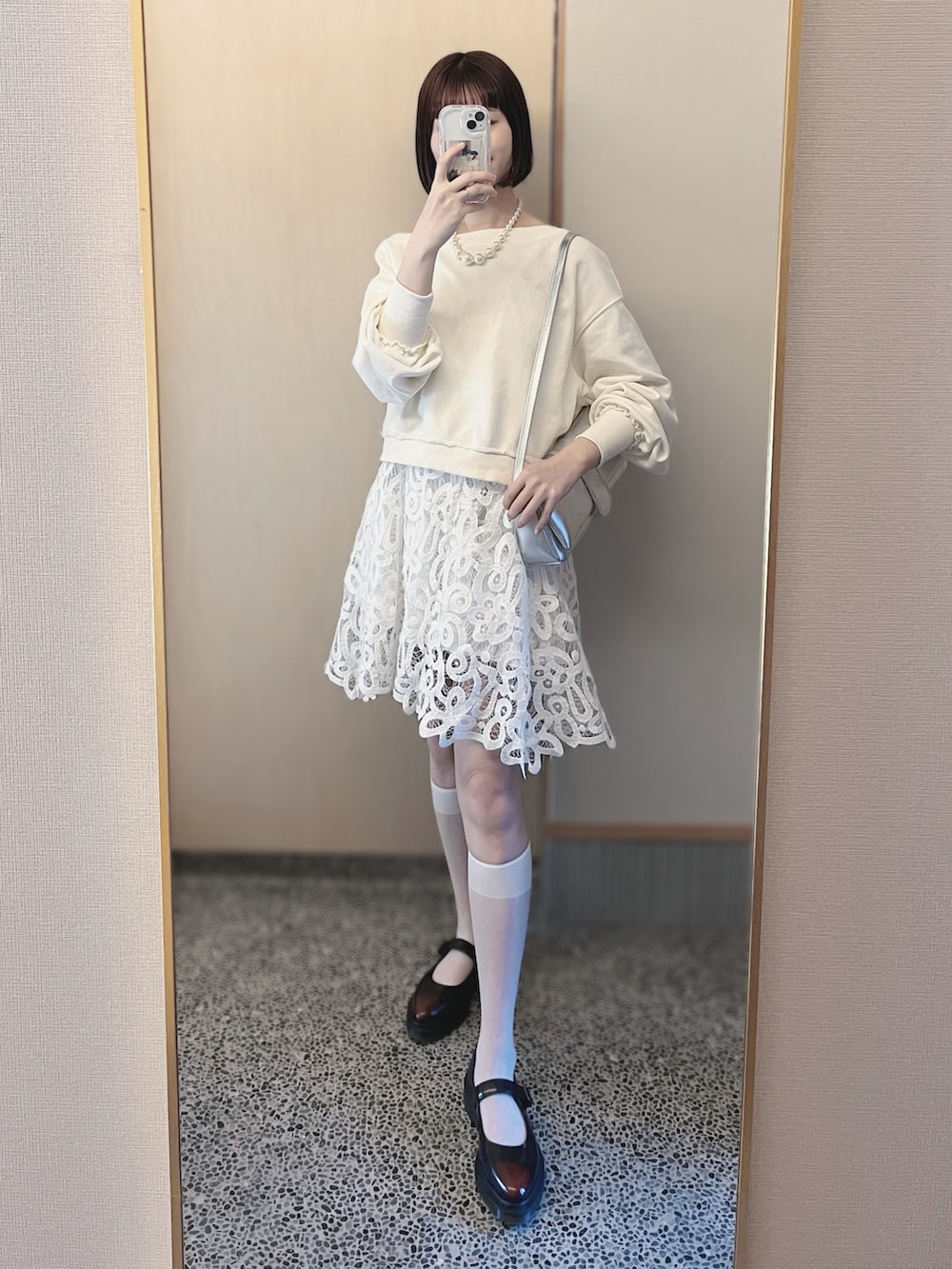「最近のいい感じコーデ、大人カジュアル、ショルダーバッグ、春服コーデ、お洒落さんとつながりたい、大人ガーリー、白、ホワイトコーデ、淡色コーデ、スウェット、バテンレース、レースワンピース、チュニック、Kastane、Dr.Martens」｜「Kastaneのクロップドオフショルスウェット（スウェット、ホワイト系）」を使った、𝘬𝘺さん（骨格ナチュラル・レディース・163cm）の春コーディネートの2枚目の写真