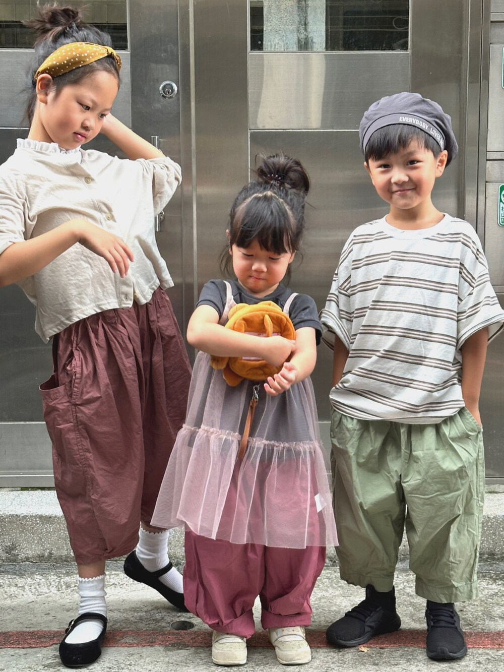 「seraph、welleg、devirock、今日のコーデ、kids、kidsfashion、Wide Pants、女の子」｜「devirockのUVカット ガールズ カーディガン（カーディガン/ボレロ、ベージュ系）」を使った、Chi Hsuさん（キッズ・130cm）の夏コーディネートの3枚目の写真