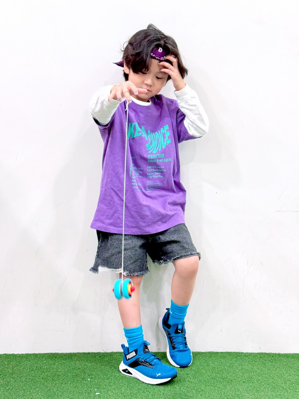 パープル系のTシャツ/カットソー、ブルー系のTシャツ/カットソー、ブラック系のデニムパンツを着用したキッズの夏コーディネートの2枚目の写真