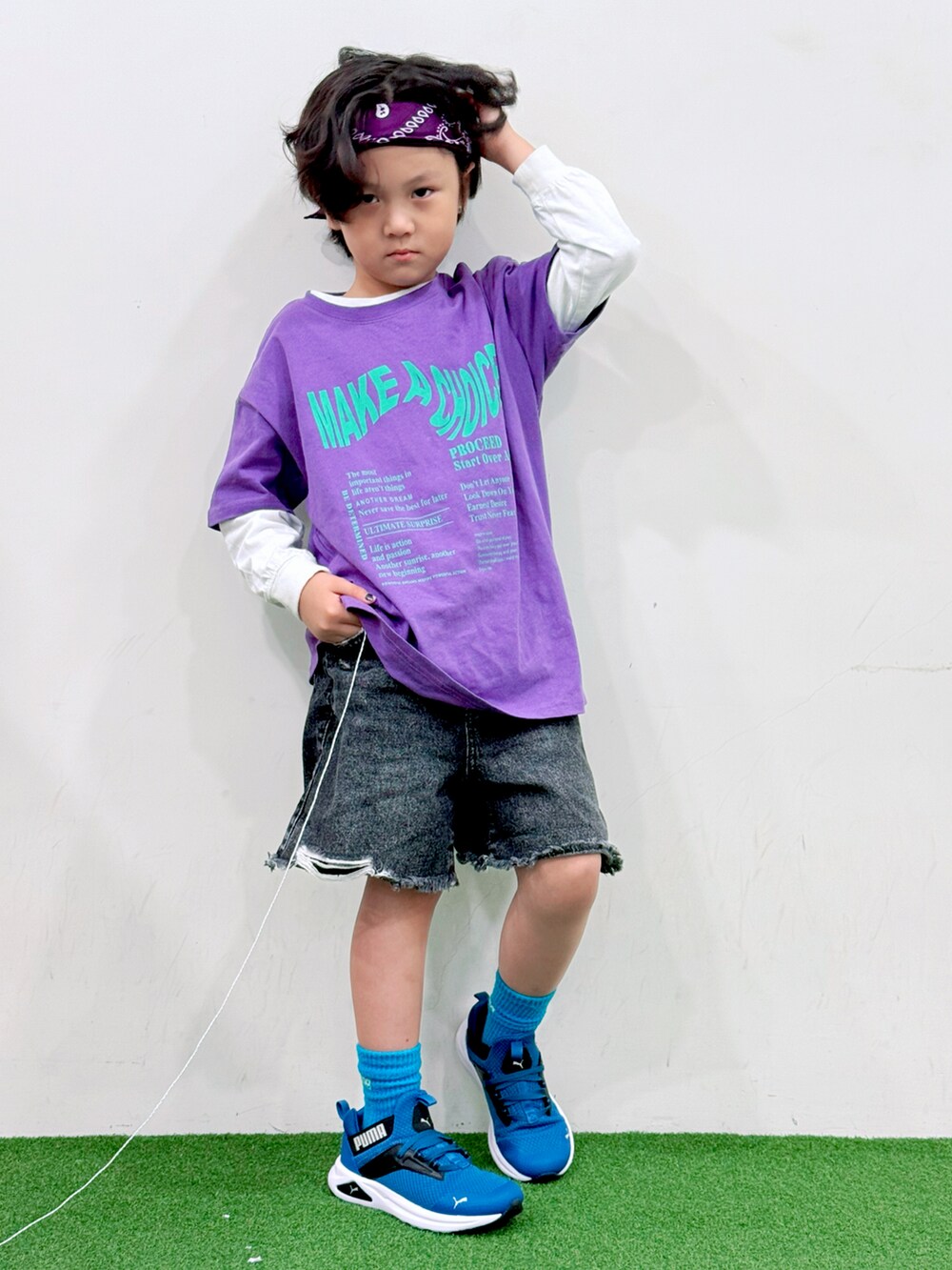 パープル系のTシャツ/カットソー、ブルー系のTシャツ/カットソー、ブラック系のデニムパンツを着用したキッズの夏コーディネートの3枚目の写真