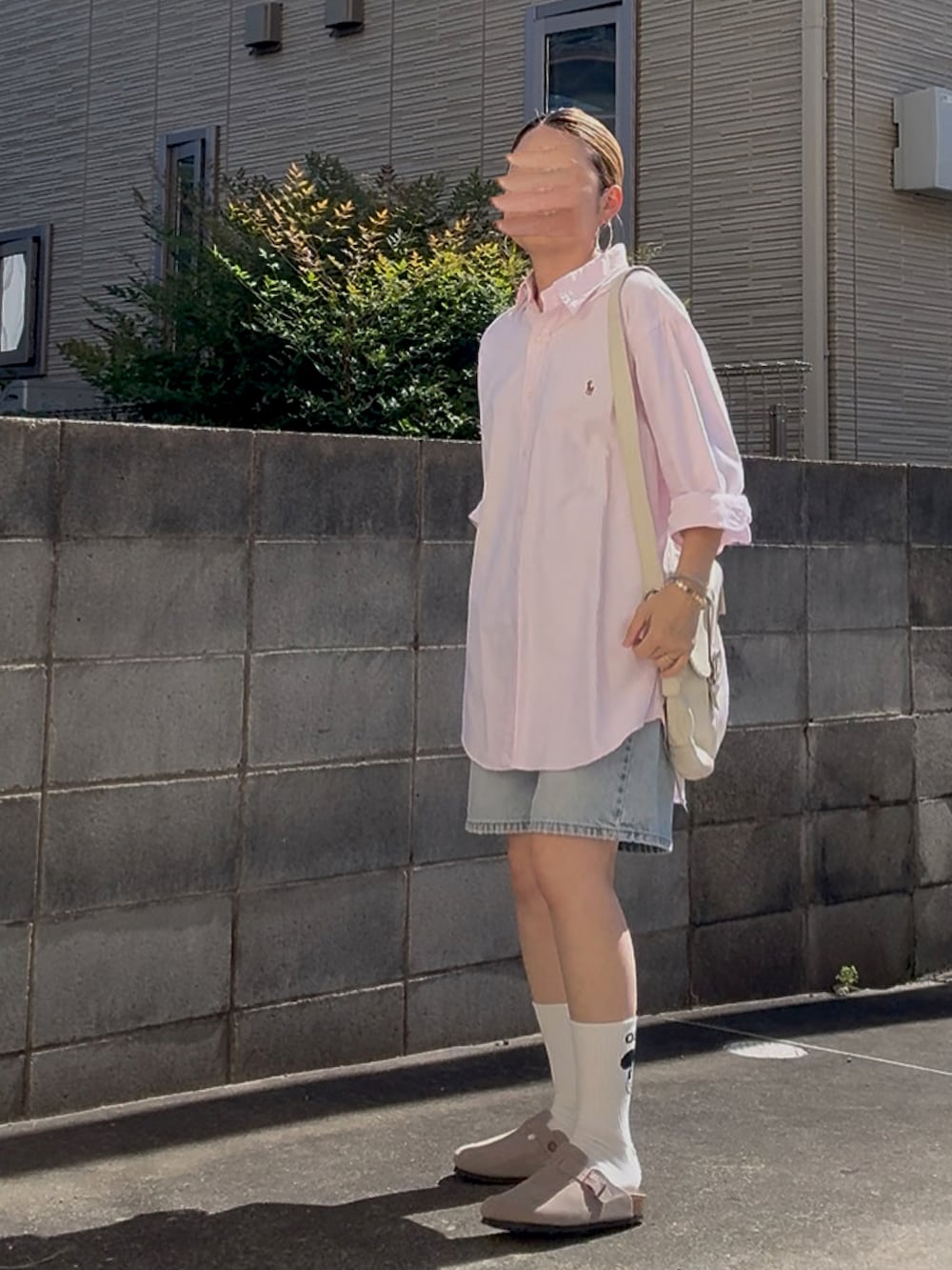 ベージュ系のスリッポン、ピンク系のシャツ/ブラウス、ブルー系のデニムパンツを着用したレディースの秋コーディネートの3枚目の写真