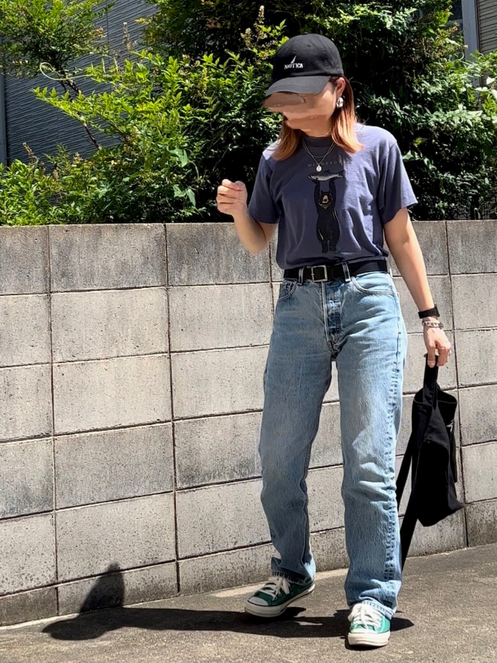 ブルー系のTシャツ/カットソー、ブラック系のトートバッグ、グリーン系のスニーカーを着用したレディースの夏コーディネートの2枚目の写真