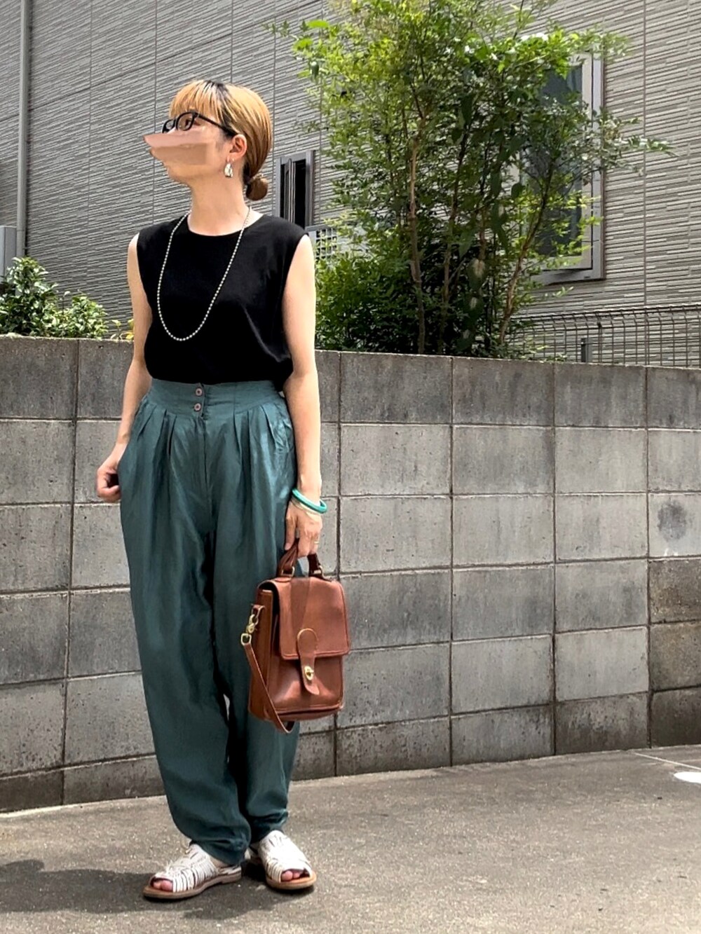 「ノースリーブ、テーパードパンツ、サテンパンツ、オールドコーチ、メッシュサンダル、ボールチェーン、メガネ女子、古着MIX、古着、大人カジュアル、パンツスタイル」｜「usedのアイテム（その他パンツ、グリーン系）」を使った、Maya☺︎さん（レディース・153cm）の夏コーディネートの2枚目の写真