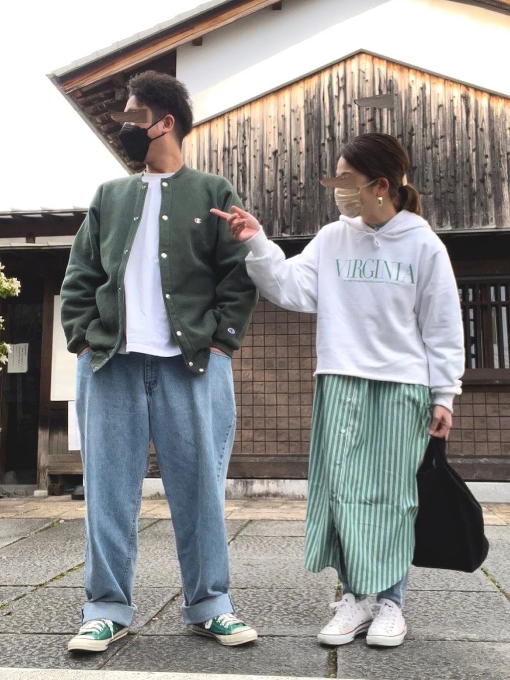 ホワイト系のパーカー、グリーン系のシャツワンピース、ブラック系のトートバッグを着用したレディースの春コーディネートの3枚目の写真