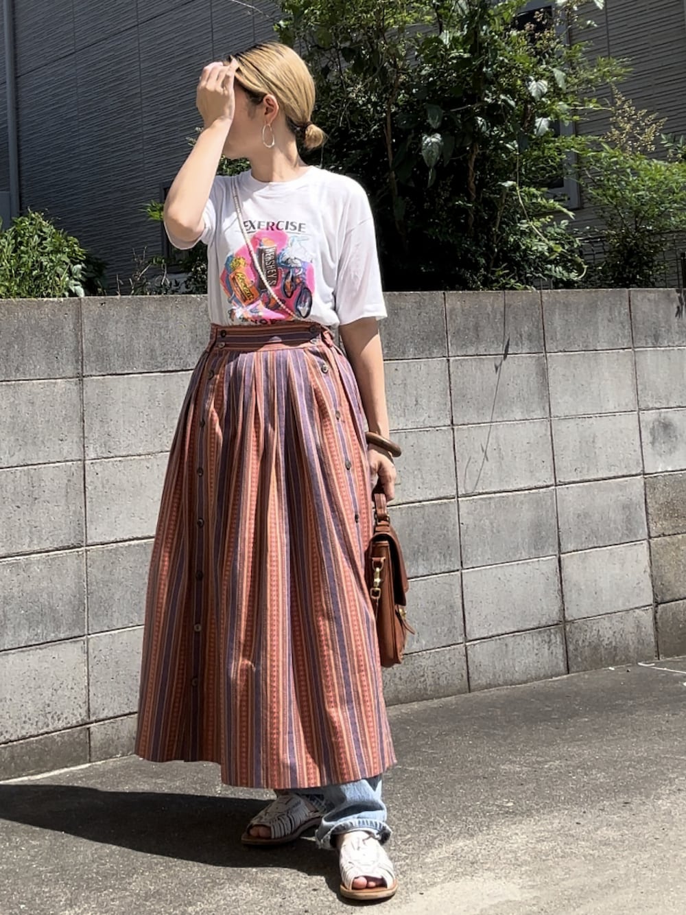 「Tシャツ、ロングスカート、デニム、レイヤードスタイル、メッシュサンダル、オールドコーチ、パールネックレス、古着、古着コーデ、大人カジュアル」｜「usedのアイテム（Tシャツ/カットソー、ホワイト系）」を使った、Maya☺︎さん（レディース・153cm）の夏コーディネートの2枚目の写真
