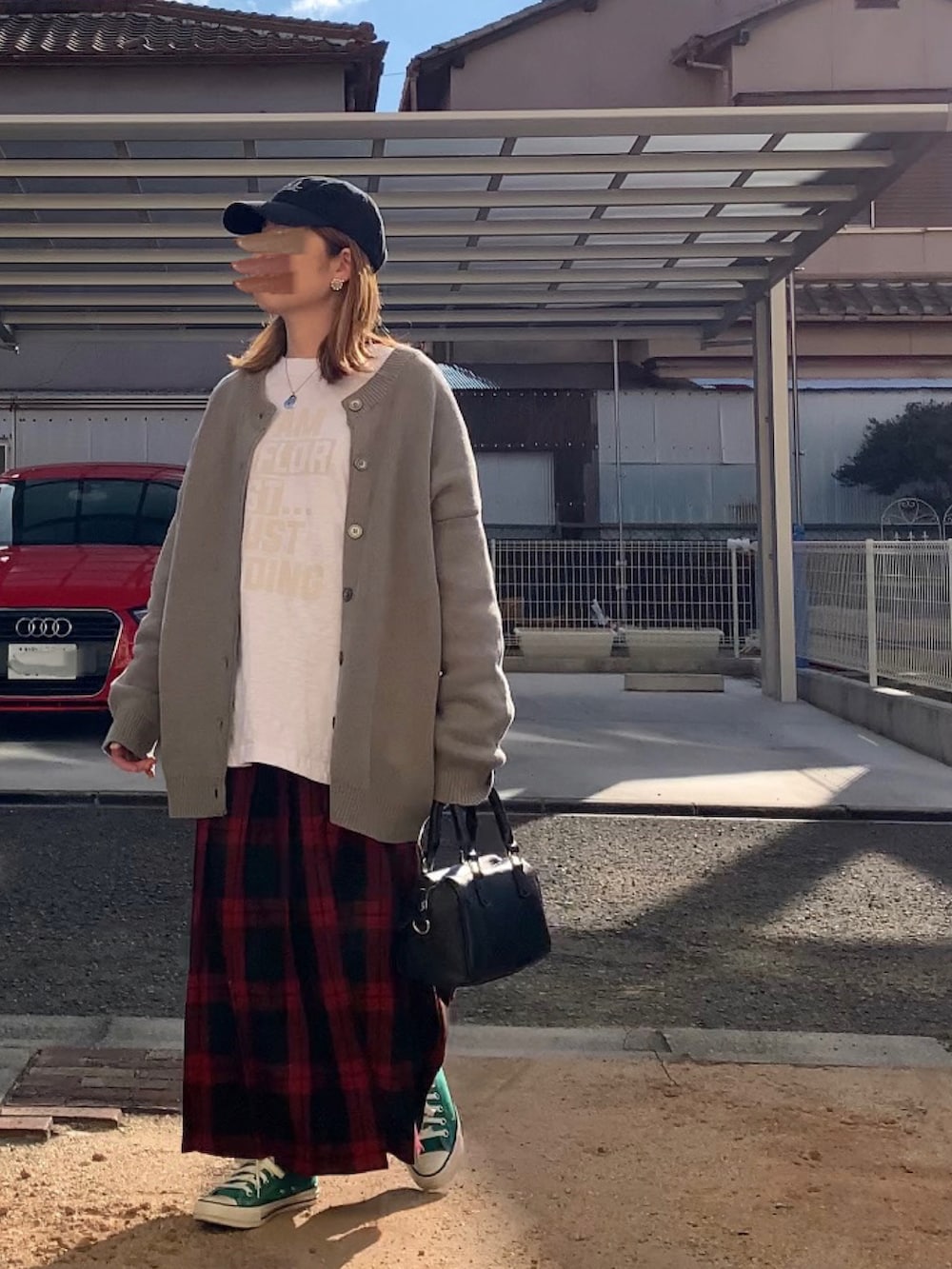 ブルー系のカーディガン/ボレロ、ホワイト系のTシャツ/カットソー、レッド系のスカートを着用したレディースの冬コーディネートの2枚目の写真