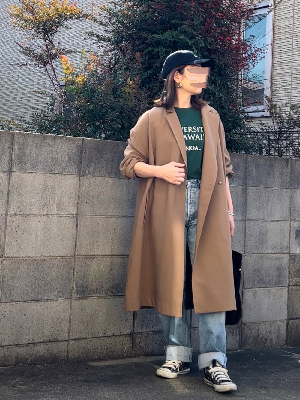 イエロー系のその他アウター、グリーン系のTシャツ/カットソー、ブルー系のデニムパンツを着用したレディースの春コーディネートの2枚目の写真