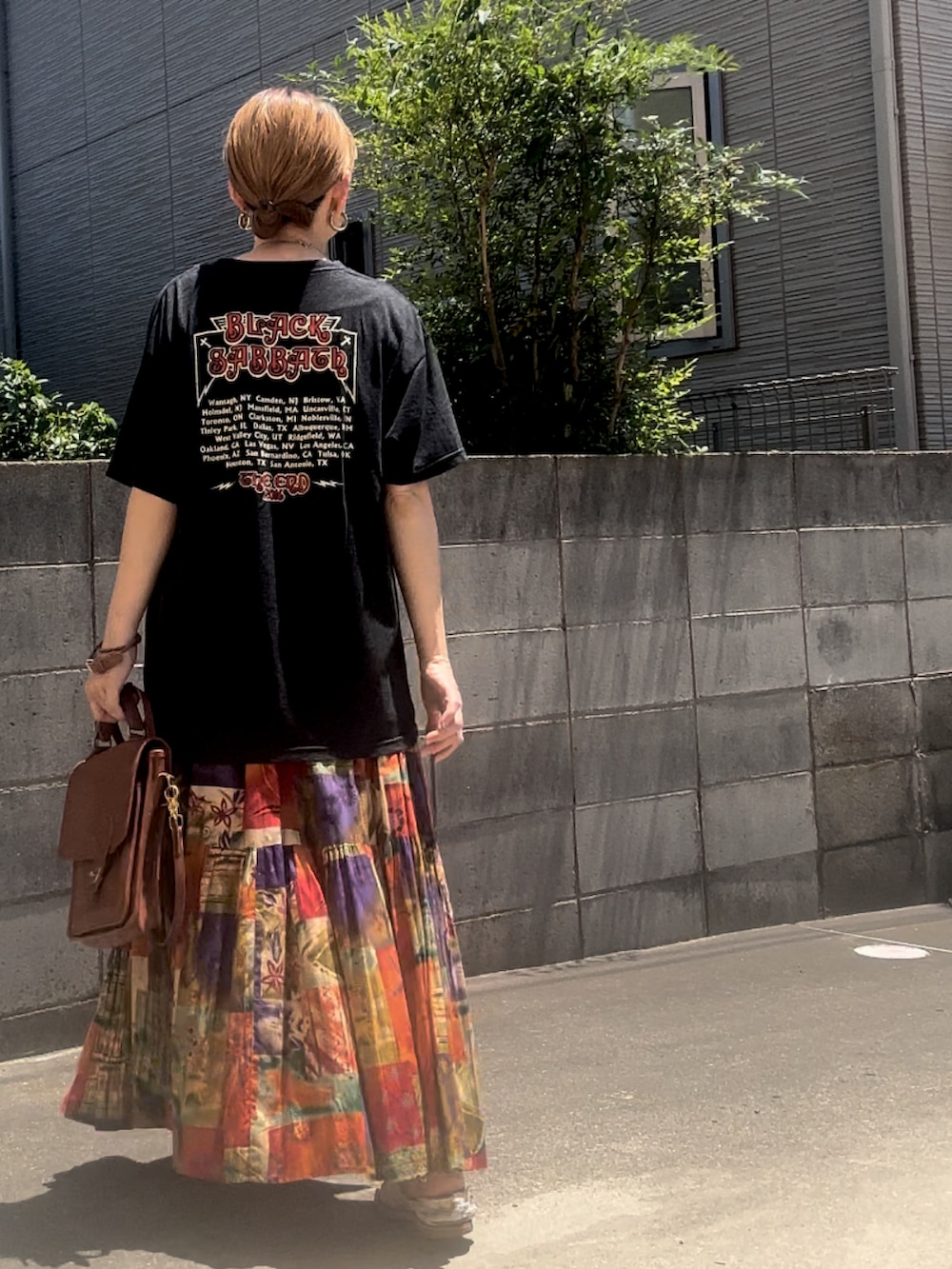 「バンドT、Tシャツ、ロングスカート、オールドコーチ、メッシュサンダル、大人カジュアル、古着MIX、古着コーデ、古着」｜「usedのアイテム（Tシャツ/カットソー、ブラック系）」を使った、Maya☺︎さん（レディース・153cm）の夏コーディネートの3枚目の写真