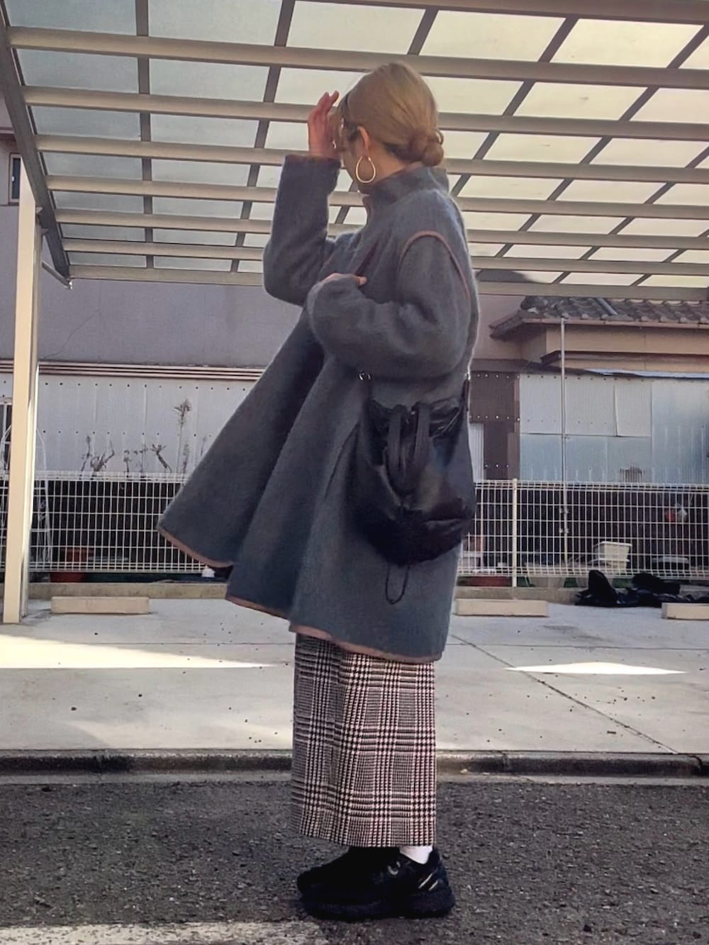 「Aラインコート、モヘアコート、ロングスカート、タイトスカート、チェック、スニーカー、ショルダーバッグ、大人カジュアル、古着、古着コーデ」｜「usedの100% MOHAIR（ジャケット/アウター、ブルー系）」を使った、Maya☺︎さん（レディース・153cm）の冬コーディネートの2枚目の写真