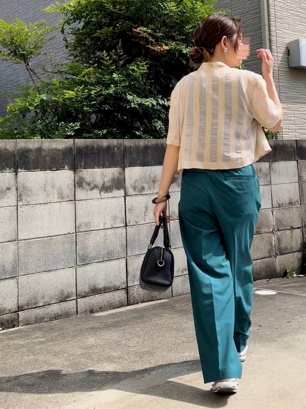 グリーン系のその他パンツ、ホワイト系のスニーカー、ベージュ系のジャケット/アウターを着用したレディースの夏コーディネートの3枚目の写真