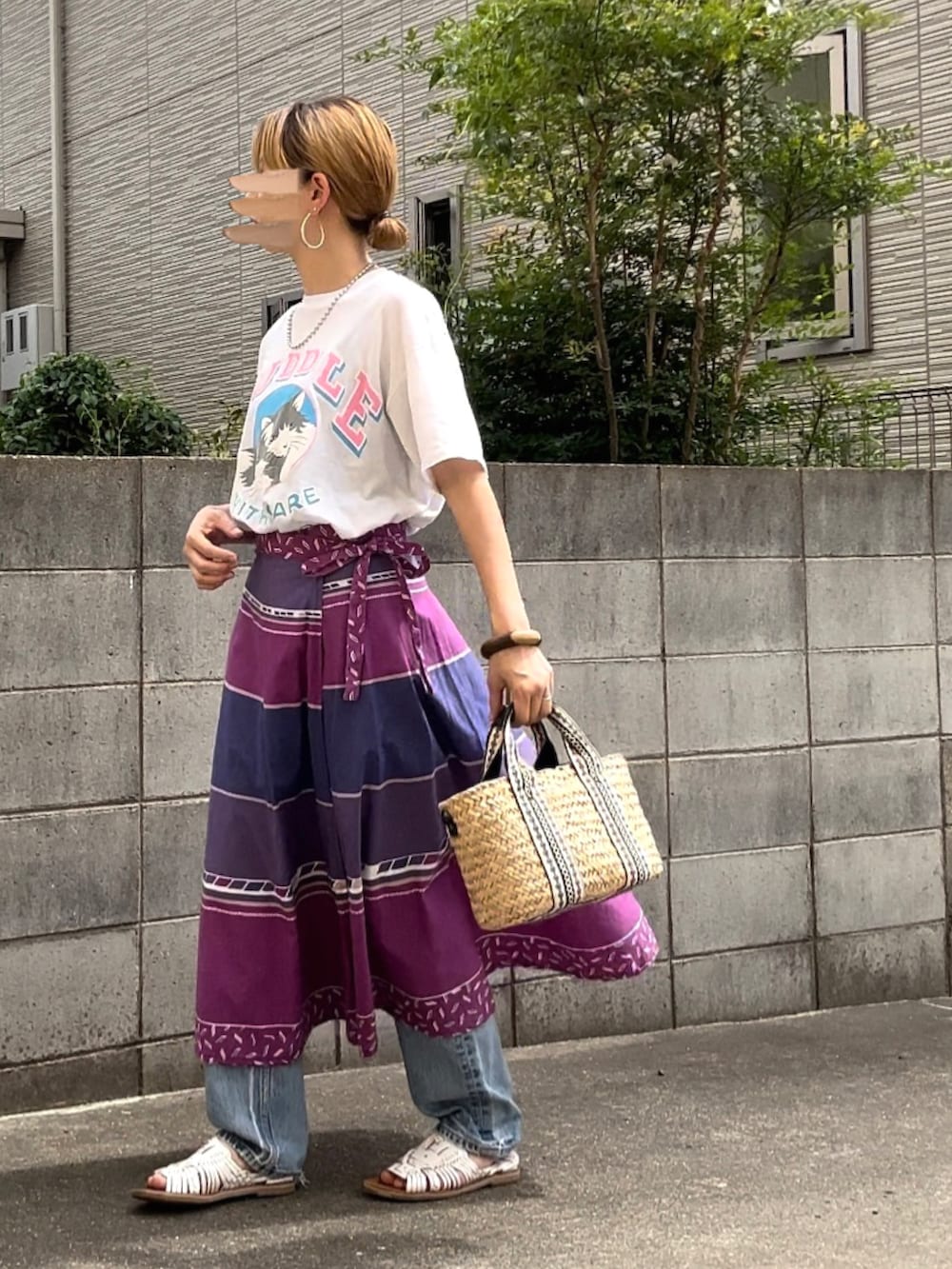 ホワイト系のTシャツ/カットソー、パープル系のスカート、ブルー系のデニムパンツを着用したレディースの秋コーディネートの2枚目の写真