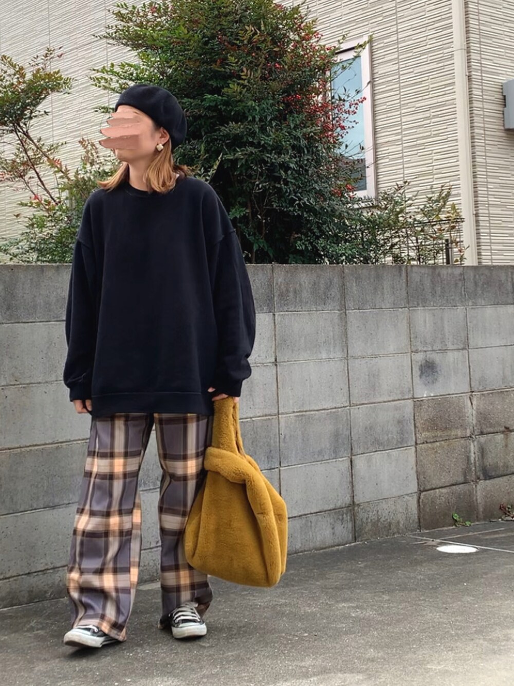 ベージュ系のノーカラーコート、ブラック系のスウェット、その他のパンツを着用したレディースの冬コーディネートの3枚目の写真