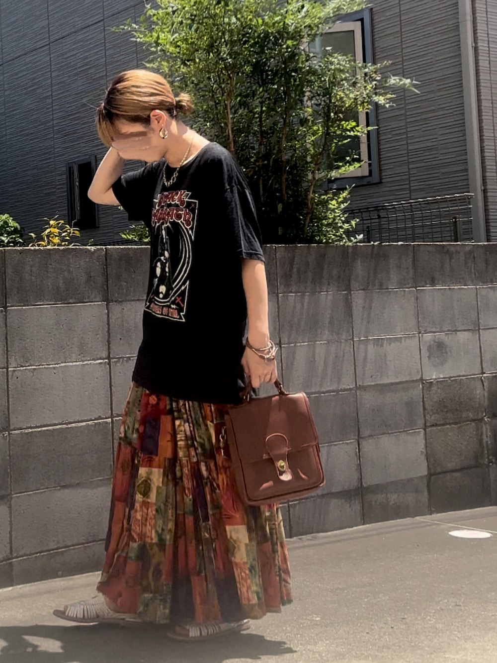 「バンドT、Tシャツ、ロングスカート、オールドコーチ、メッシュサンダル、大人カジュアル、古着MIX、古着コーデ、古着」｜「usedのアイテム（Tシャツ/カットソー、ブラック系）」を使った、Maya☺︎さん（レディース・153cm）の夏コーディネートの2枚目の写真