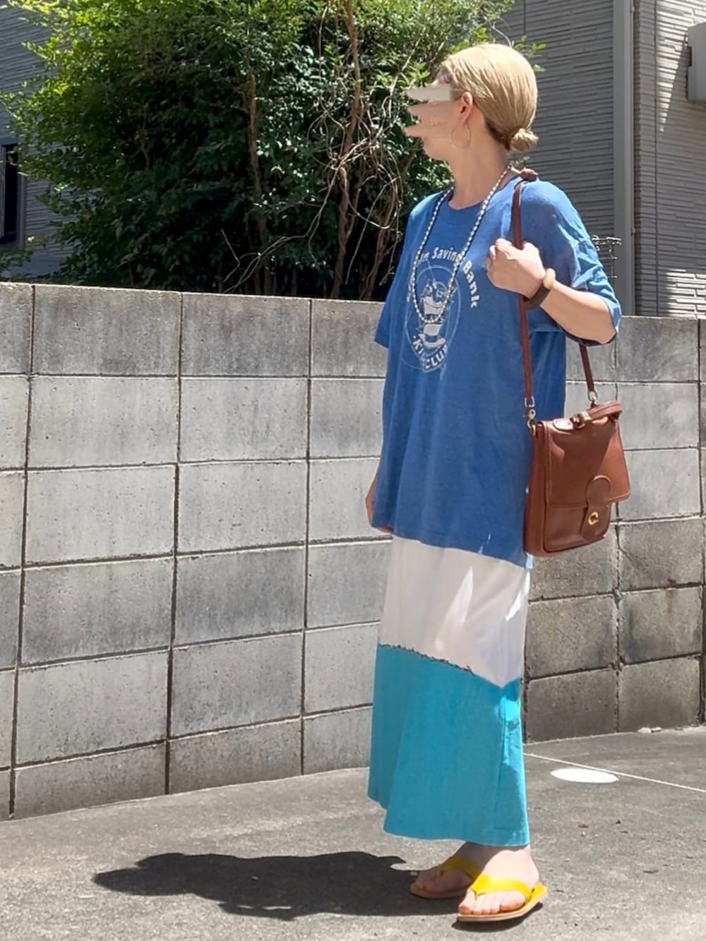 イエロー系のサンダル、ブルー系のTシャツ/カットソー、ホワイト系のワンピースを着用したレディースの夏コーディネートの2枚目の写真
