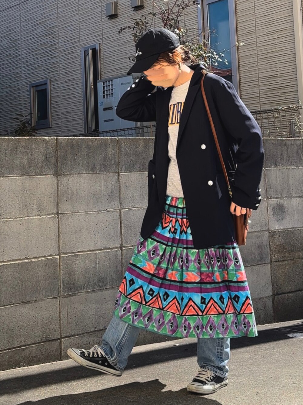 ブルー系のテーラードジャケット、グレー系のスウェット、その他のワンピースを着用したレディースの春コーディネートの2枚目の写真