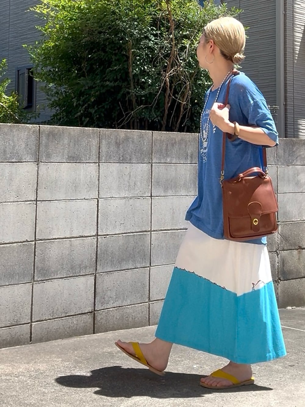 イエロー系のサンダル、ブルー系のTシャツ/カットソー、ホワイト系のワンピースを着用したレディースの夏コーディネートの3枚目の写真