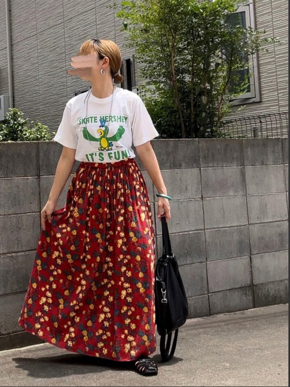 「Tシャツ、プリントT、ロングスカート、柄スカート、カラフル、ショルダーバッグ、グルカサンダル、古着MIX、古着、シンプルコーデ、大人カジュアル」｜「usedのアイテム（Tシャツ/カットソー、ホワイト系）」を使った、Maya☺︎さん（レディース・153cm）の夏コーディネートの2枚目の写真