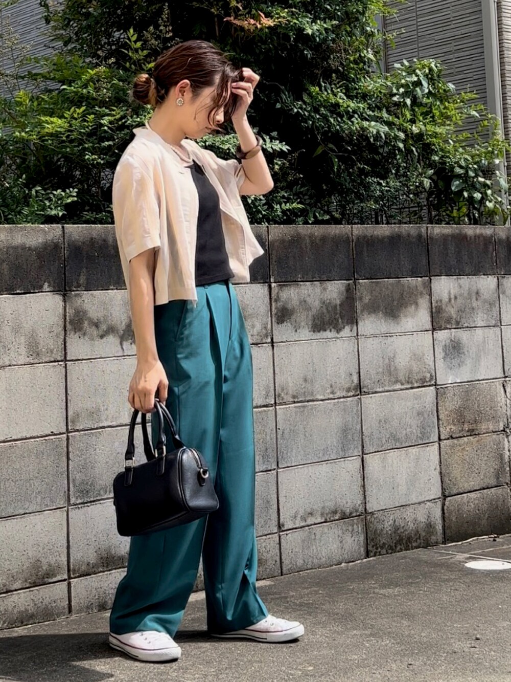 グリーン系のその他パンツ、ホワイト系のスニーカー、ベージュ系のジャケット/アウターを着用したレディースの夏コーディネートの2枚目の写真