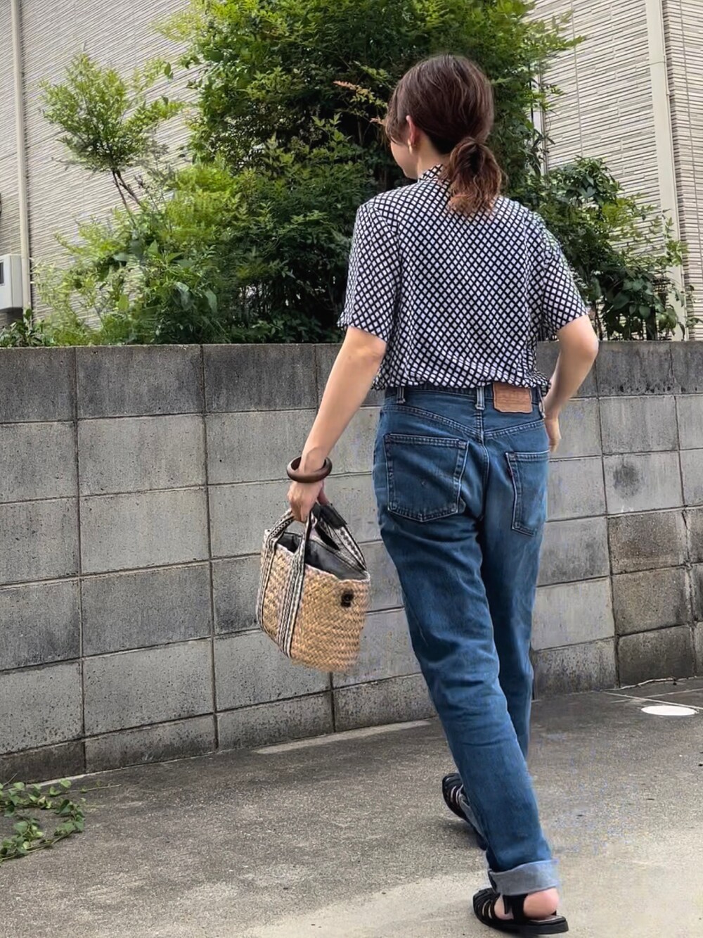 ブルー系のシャツ/ブラウス、ブルー系のデニムパンツ、その他のトートバッグを着用したレディースの夏コーディネートの2枚目の写真