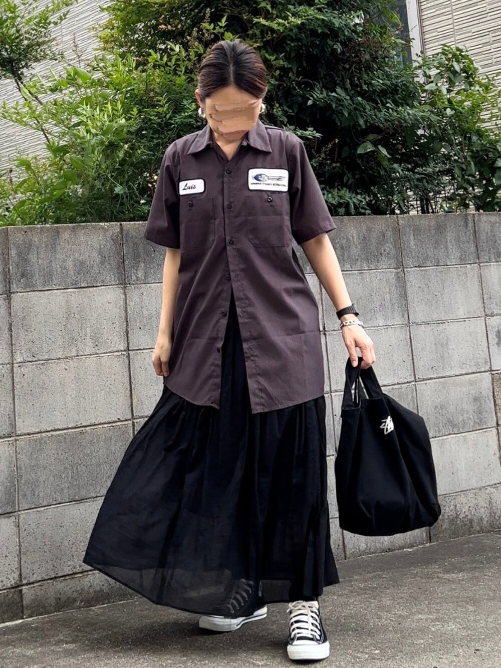 ブラック系のシャツ/ブラウス、ブラック系のスカート、ブラック系のトートバッグを着用したレディースの夏コーディネートの2枚目の写真