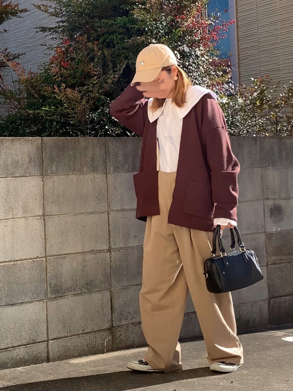 「ビッグカラー、白シャツ、シャツスタイル、カーディガン、ミニボストン、ボストンバッグ、キャップ、コンバース、大人カジュアル」｜「GUのDark Brown : M（カーディガン/ボレロ、ブラウン系）」を使った、Maya☺︎さん（レディース・154cm）の冬コーディネートの3枚目の写真