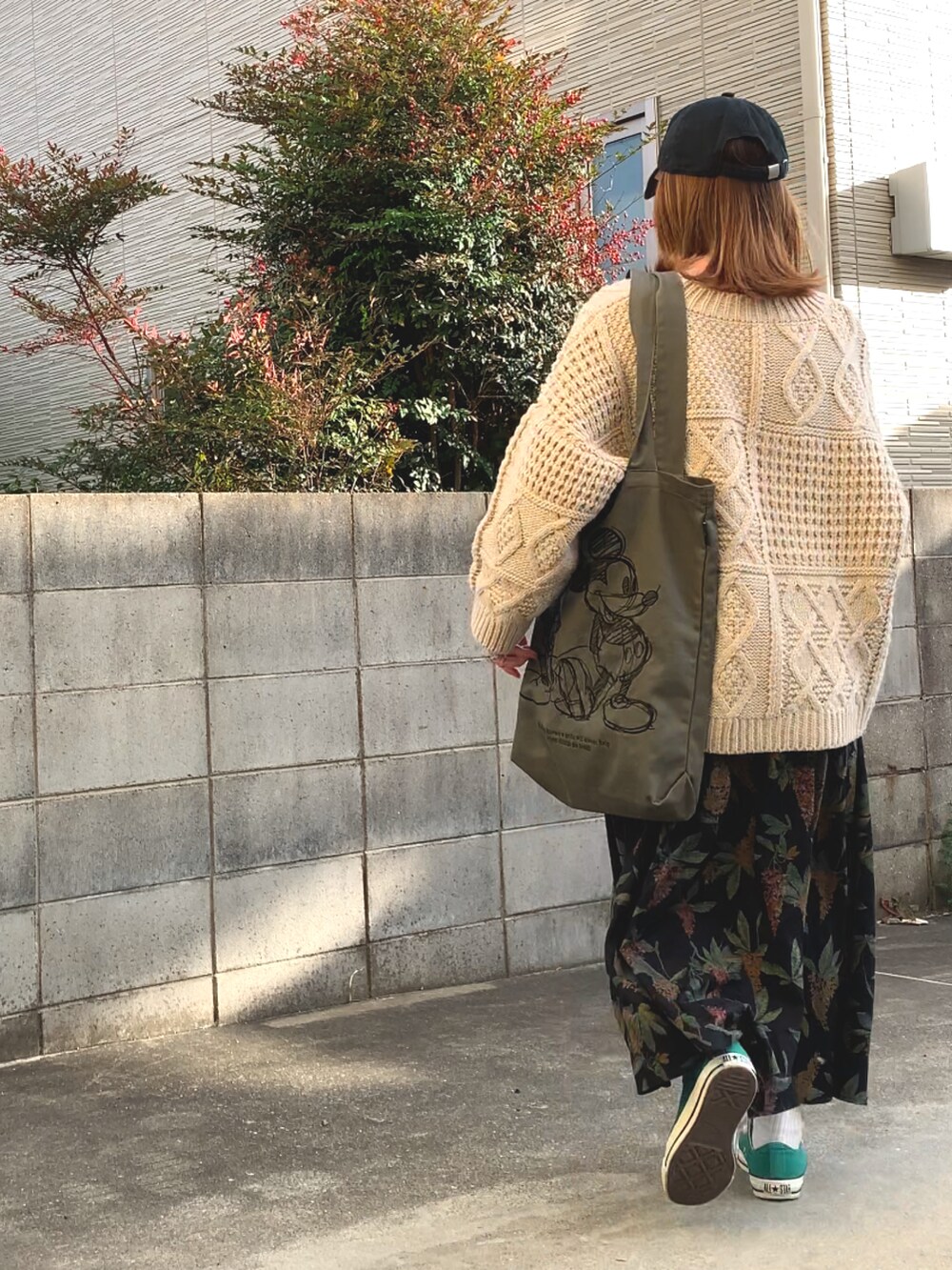 ホワイト系のニット/セーター、ブラック系のスカート、グリーン系のトートバッグを着用したレディースの冬コーディネートの3枚目の写真