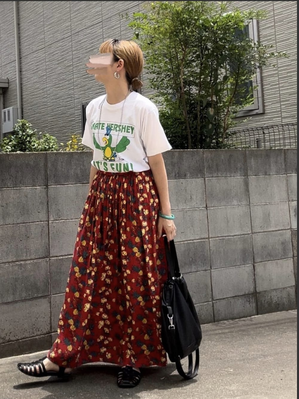 「Tシャツ、プリントT、ロングスカート、柄スカート、カラフル、ショルダーバッグ、グルカサンダル、古着MIX、古着、シンプルコーデ、大人カジュアル」｜「usedのアイテム（Tシャツ/カットソー、ホワイト系）」を使った、Maya☺︎さん（レディース・153cm）の夏コーディネートの3枚目の写真