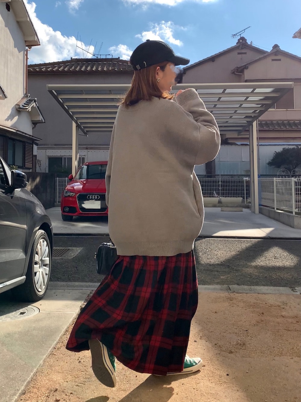 ブルー系のカーディガン/ボレロ、ホワイト系のTシャツ/カットソー、レッド系のスカートを着用したレディースの冬コーディネートの3枚目の写真