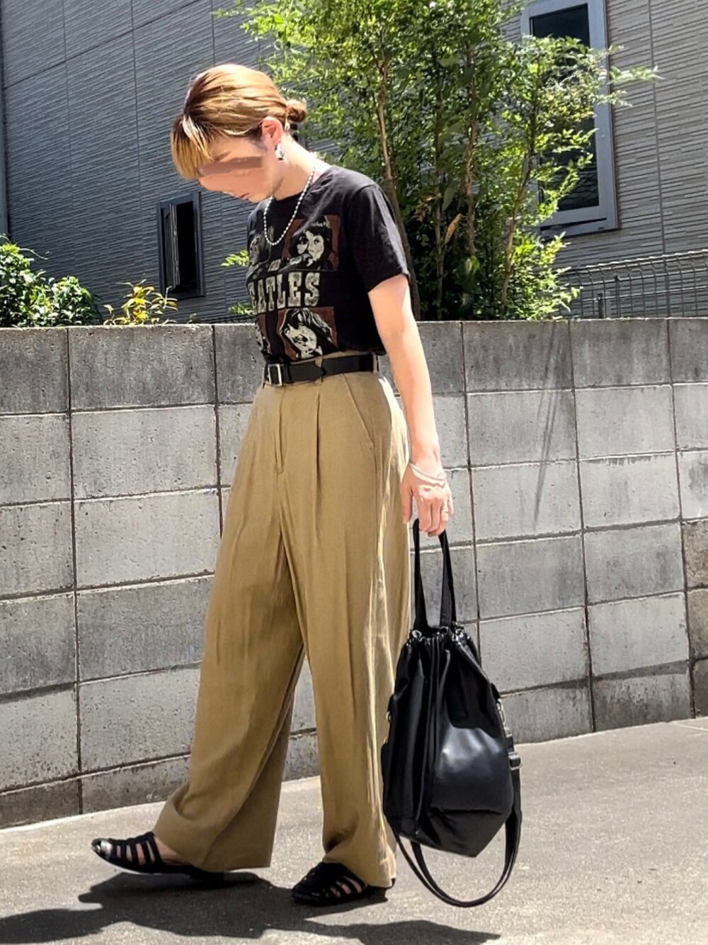 ブラック系のTシャツ/カットソー、ブラウン系のその他パンツ、ブラック系のサンダルを着用したレディースの夏コーディネートの2枚目の写真