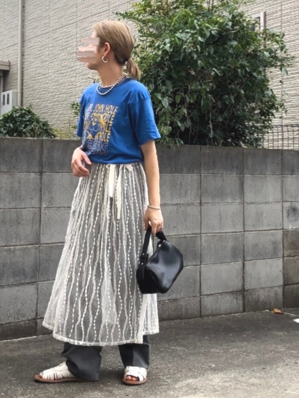 ブルー系のTシャツ/カットソー、ホワイト系のスカート、グレー系のスラックスを着用したレディースの夏コーディネートの2枚目の写真