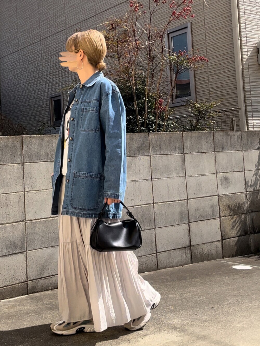 ブルー系のカバーオール、ホワイト系のスウェット、グレー系のスカートを着用したレディースの春コーディネートの2枚目の写真