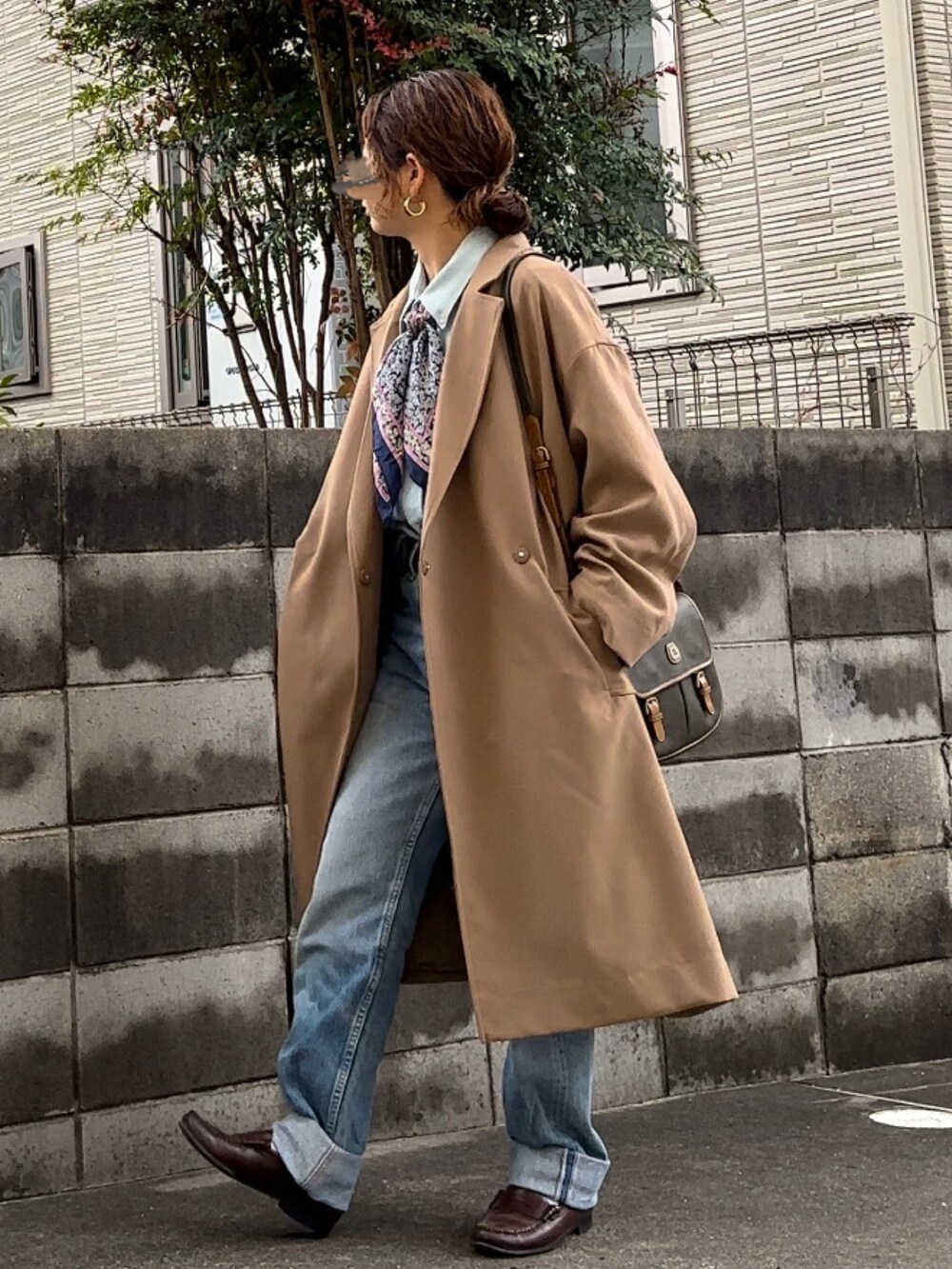 イエロー系のその他アウター、ブルー系のシャツ/ブラウス、グリーン系のショルダーバッグを着用したレディースの冬コーディネートの2枚目の写真