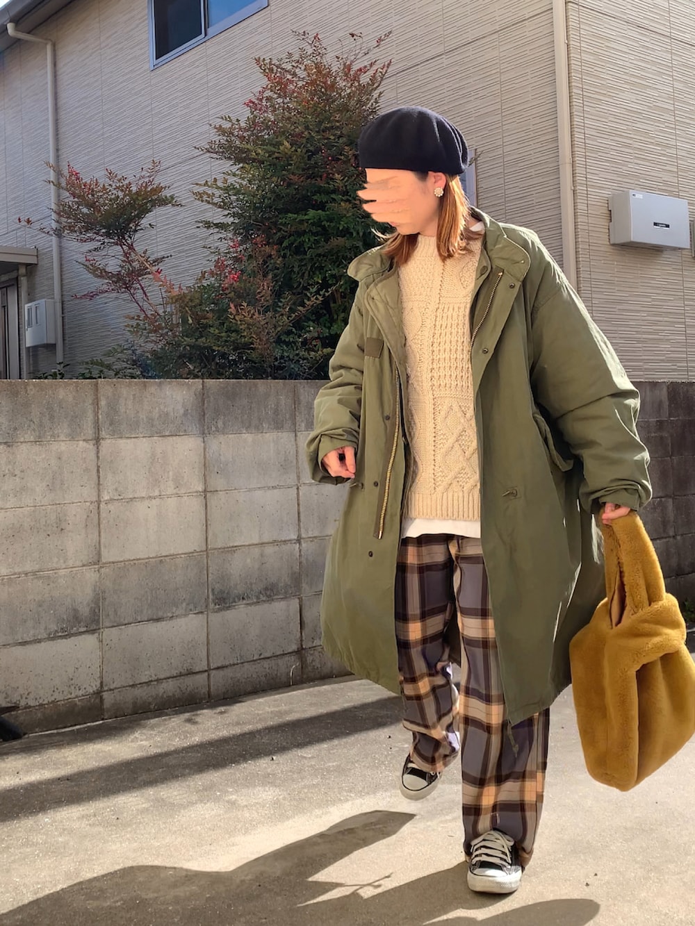 グリーン系のモッズコート、ホワイト系のニット/セーター、その他のパンツを着用したレディースの冬コーディネートの2枚目の写真