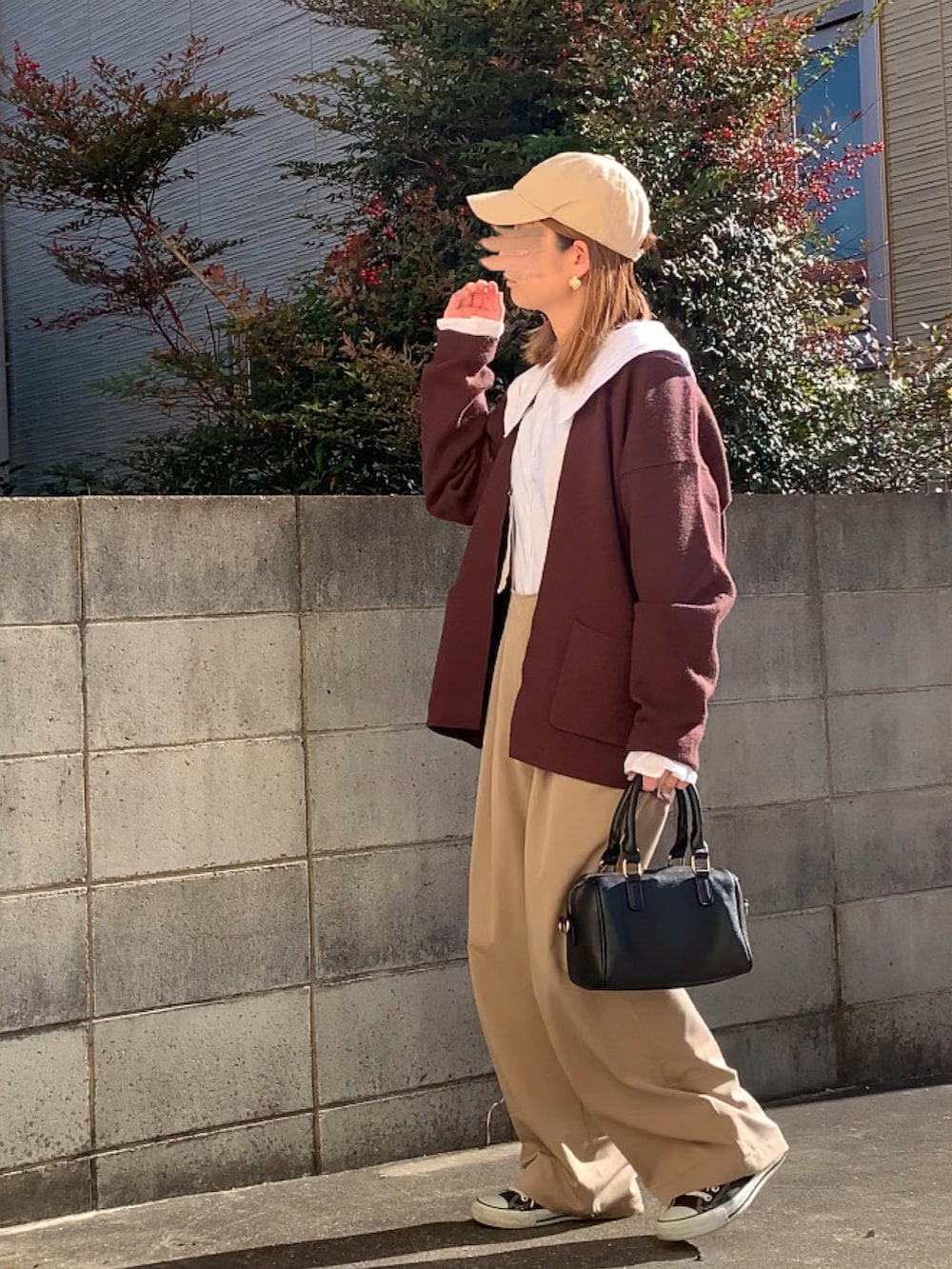 「ビッグカラー、白シャツ、シャツスタイル、カーディガン、ミニボストン、ボストンバッグ、キャップ、コンバース、大人カジュアル」｜「GUのDark Brown : M（カーディガン/ボレロ、ブラウン系）」を使った、Maya☺︎さん（レディース・154cm）の冬コーディネートの2枚目の写真