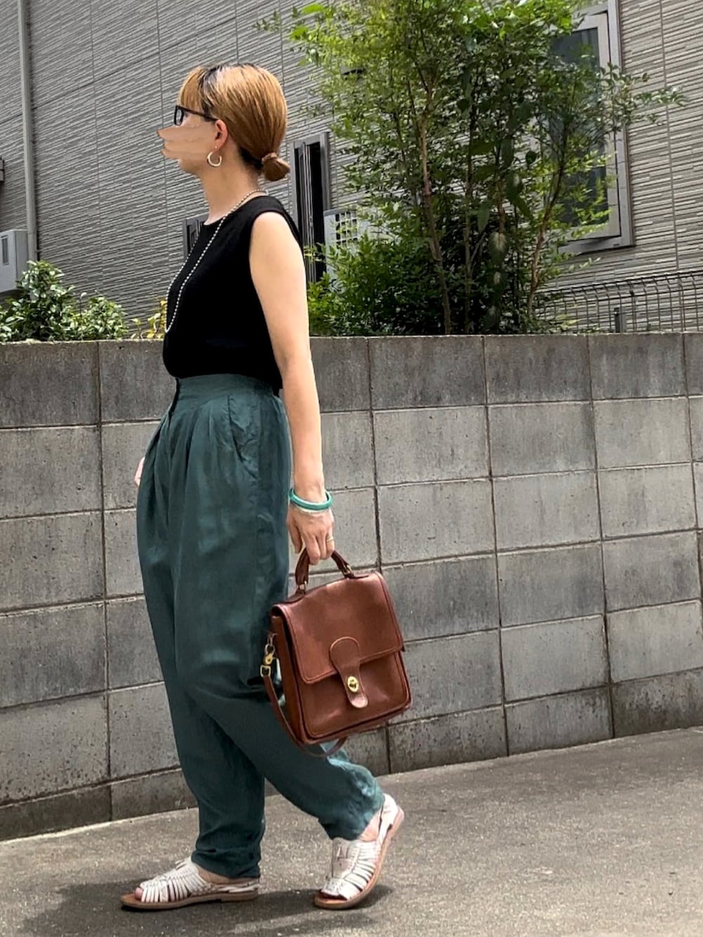 「ノースリーブ、テーパードパンツ、サテンパンツ、オールドコーチ、メッシュサンダル、ボールチェーン、メガネ女子、古着MIX、古着、大人カジュアル、パンツスタイル」｜「usedのアイテム（その他パンツ、グリーン系）」を使った、Maya☺︎さん（レディース・153cm）の夏コーディネートの3枚目の写真