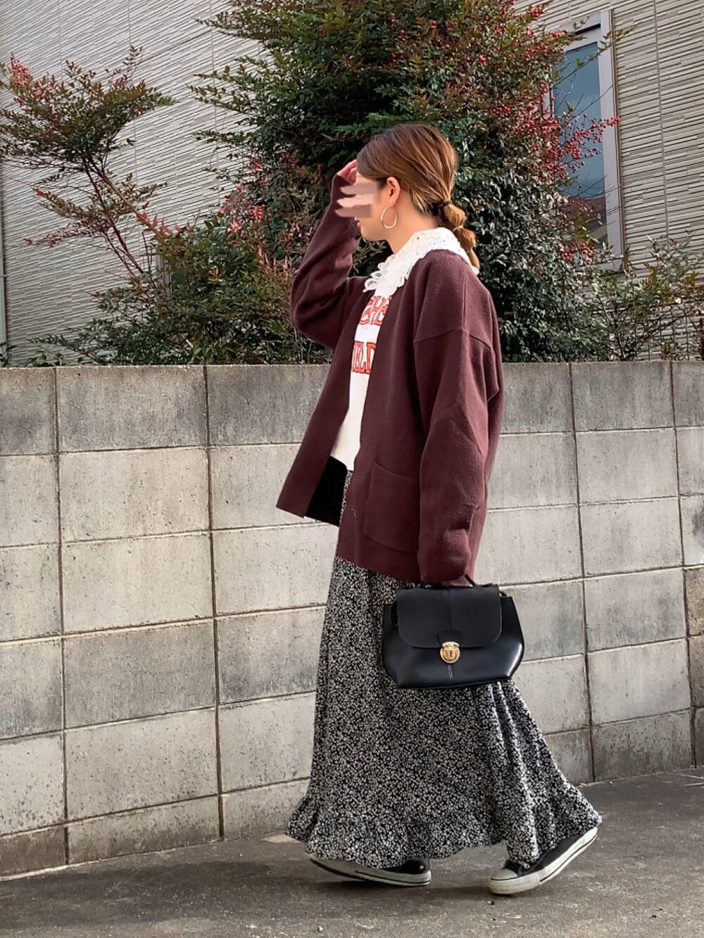 ブラウン系のカーディガン/ボレロ、ホワイト系のTシャツ/カットソー、ホワイト系のシャツ/ブラウスを着用したレディースの冬コーディネートの2枚目の写真