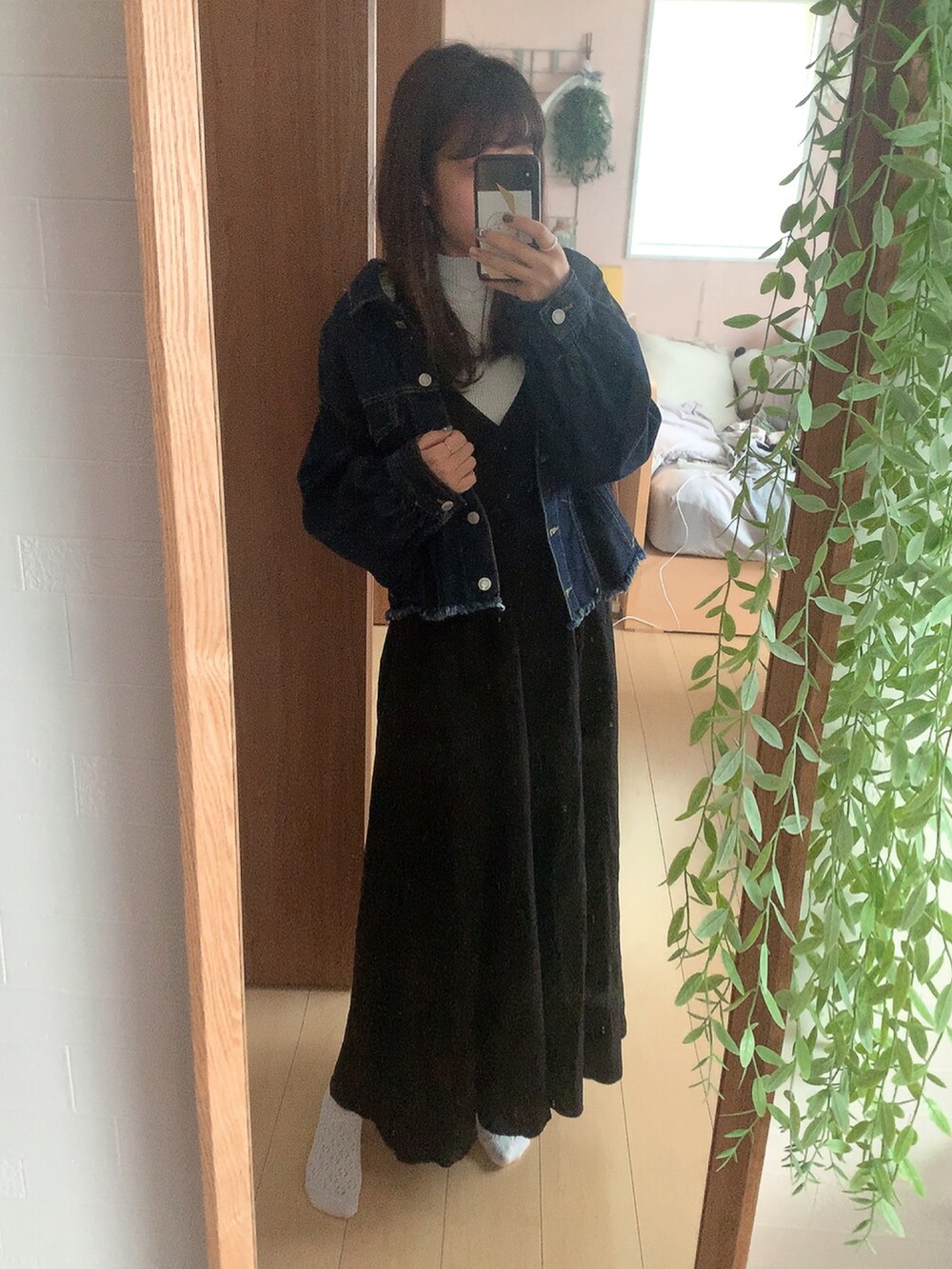 ブラック系のワンピース/ドレス、ブラック系のアナログ腕時計、ホワイト系のイヤリングを着用したレディースの秋コーディネートの2枚目の写真