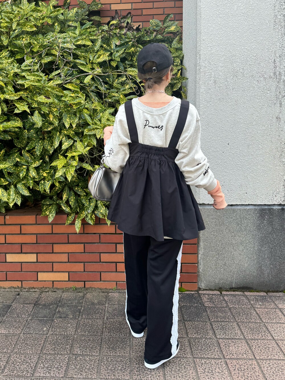 ブラック系のその他トップス、ホワイト系のスウェット、シルバー系のショルダーバッグを着用したレディースの春コーディネートの4枚目の写真