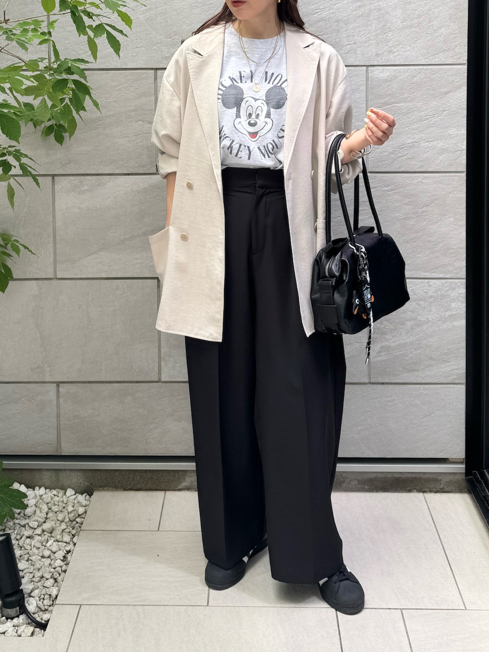 ブラック系のボストンバッグ、ブラック系のその他パンツ、ブラック系のスニーカーを着用したレディースの春コーディネートの2枚目の写真