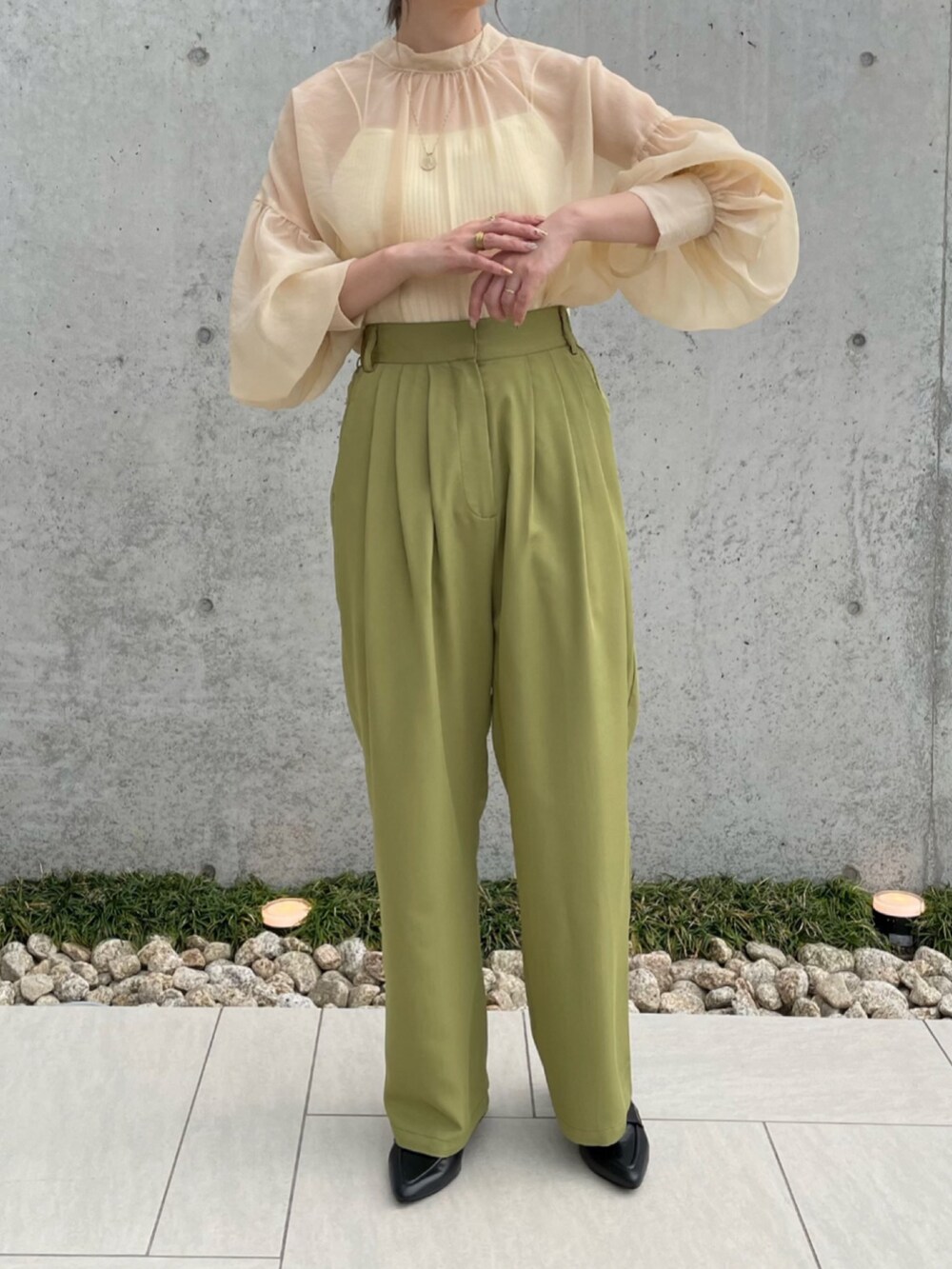 ホワイト系のシャツ/ブラウス、グリーン系のスラックス、ブラック系のローファーを着用したレディースの夏コーディネートの3枚目の写真