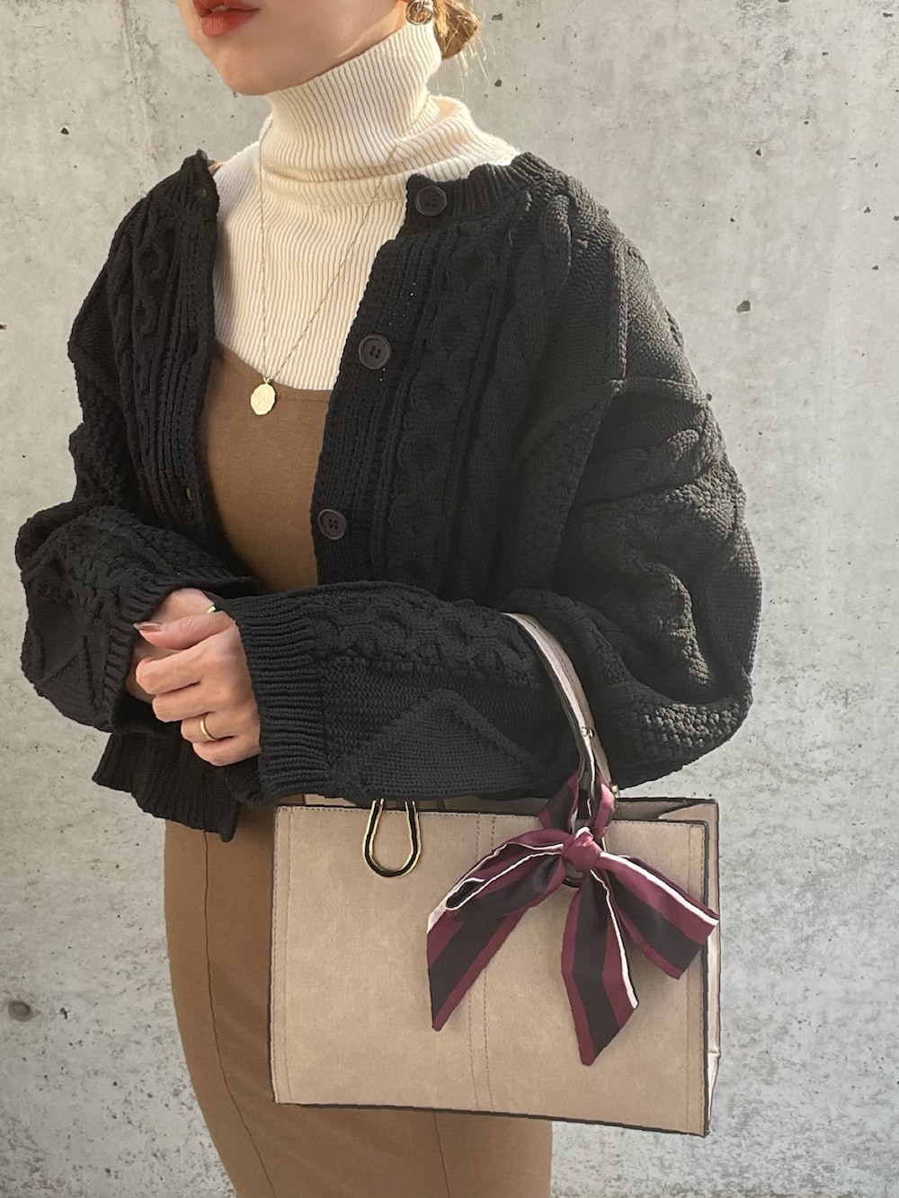 「サックスバー(SAC'S BAR)、マーメイドワンピース、キャミワンピ、ショートカーディガン、ケーブルニット、タートルネック、y/m、きれいめカジュアル、ブーツ、ショートブーツ、秋コーデ、LAUIR、韓国ファッション、プチプラ、レイヤードスタイル」|「SAC’S BARのアイテム(バッグ、ベージュ系)」を使った、MISATO さん(レディース・161cm)の秋コーディネートの3枚目の写真