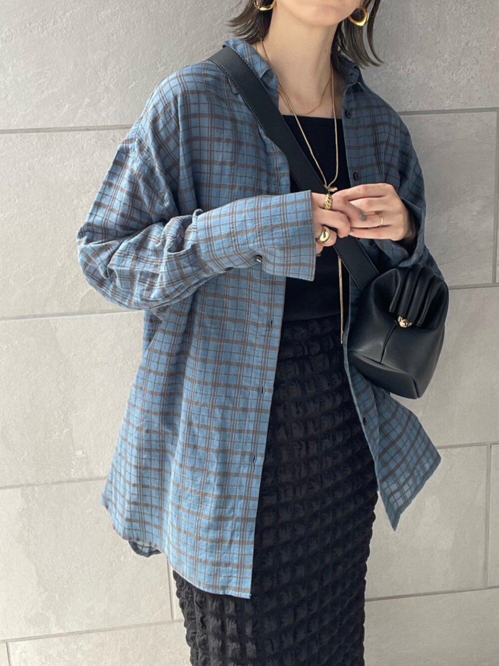 ブルー系のシャツ/ブラウス、ブラック系のスカート、ブラック系のキャミソールを着用したレディースの夏コーディネートの2枚目の写真