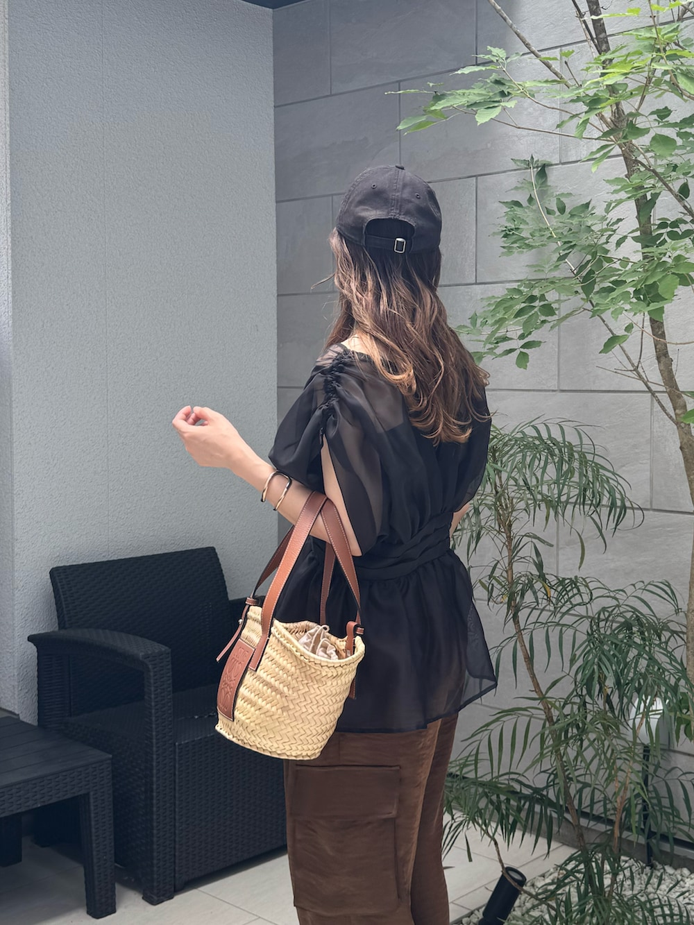 ブラック系のTシャツ/カットソー、ブラウン系のその他パンツ、ブラック系のサンダルを着用したレディースの夏コーディネートの2枚目の写真