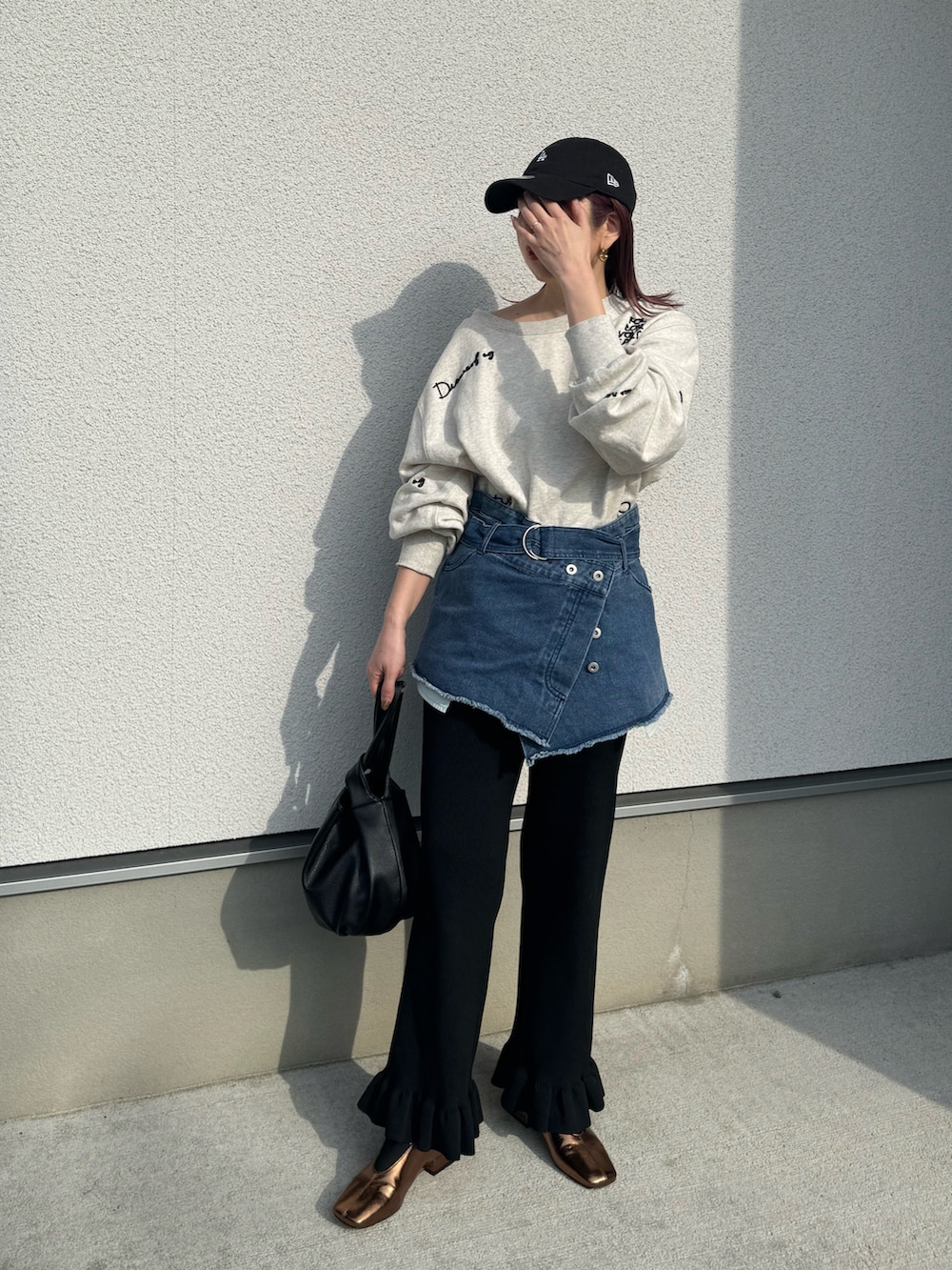 ホワイト系のスウェット、ブラック系のその他パンツ、ゴールド系のパンプスを着用したレディースの春コーディネートの4枚目の写真