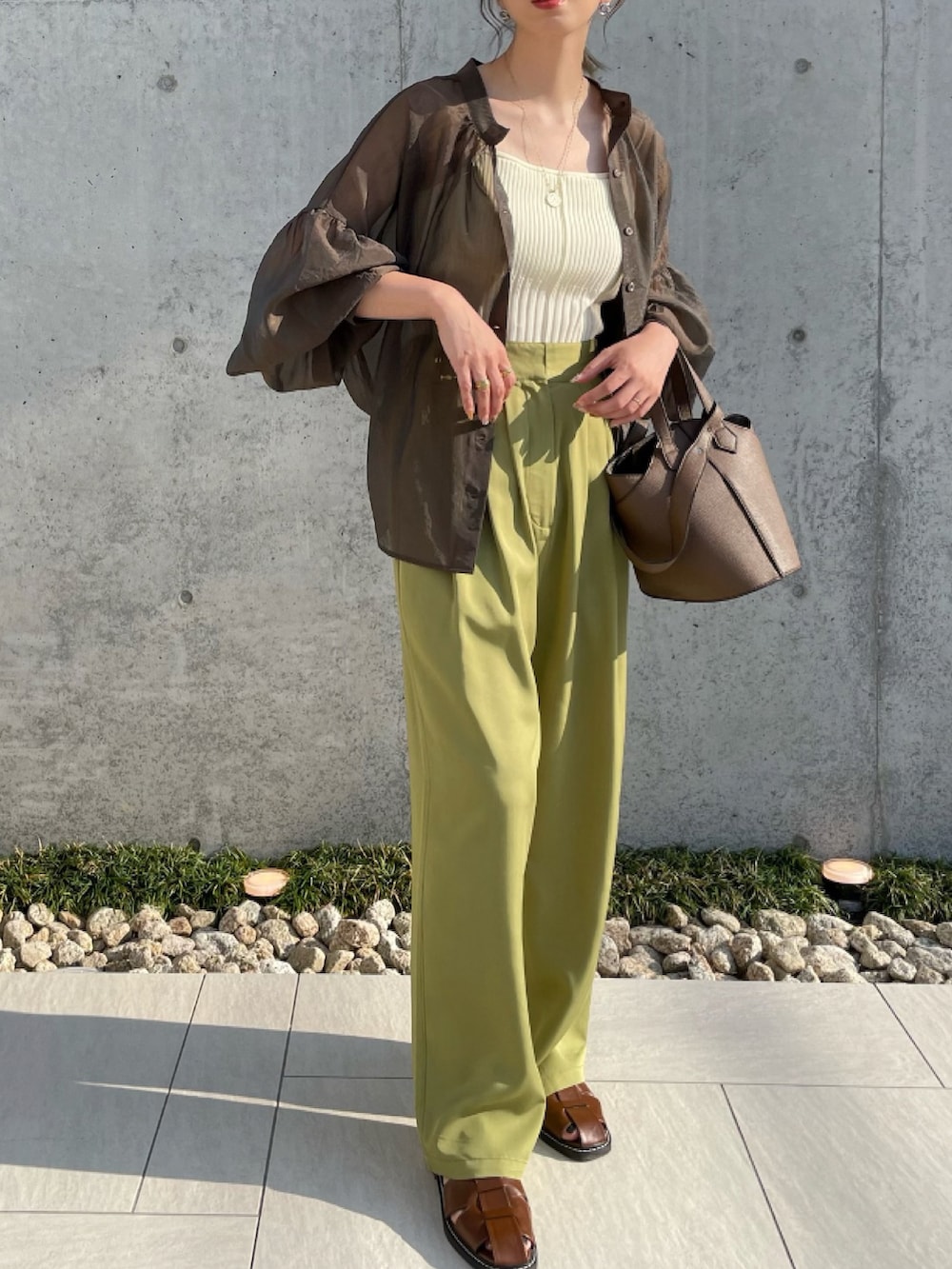 ブラウン系のシャツ/ブラウス、グリーン系のスラックス、ブラウン系のサンダルを着用したレディースの夏コーディネートの2枚目の写真