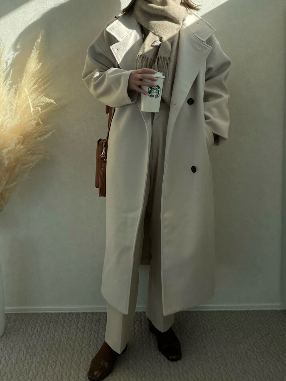 ホワイト系のその他アウター、イエロー系のショルダーバッグを着用したレディースの秋コーディネートの2枚目の写真