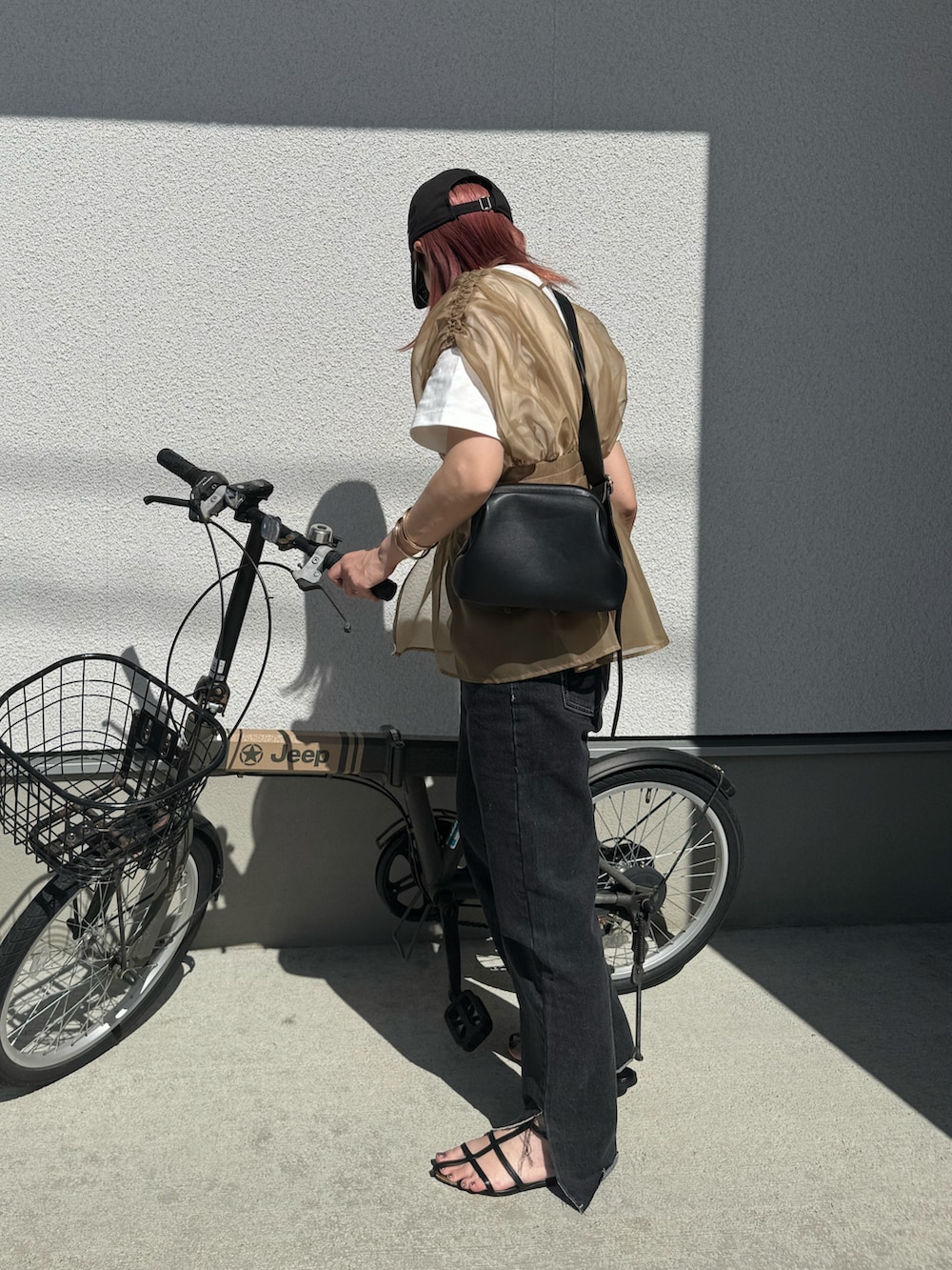 ベージュ系のTシャツ/カットソー、ホワイト系のTシャツ/カットソー、ブラック系のサンダルを着用したレディースの夏コーディネートの4枚目の写真