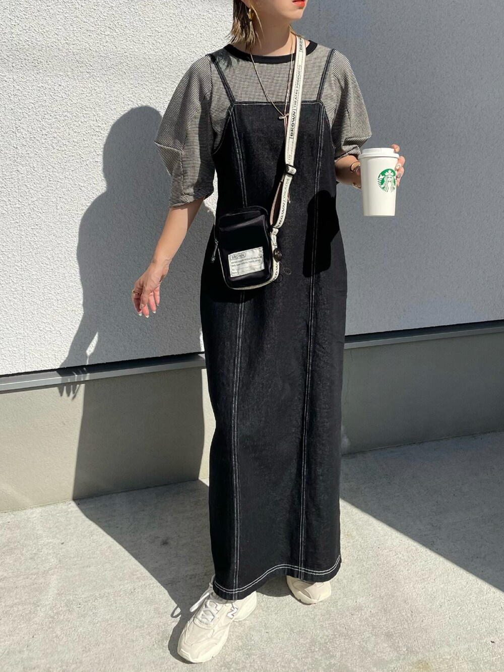 ブラック系のショルダーバッグ、ブラック系のTシャツ/カットソー、ブラック系のワンピースを着用したレディースの秋コーディネートの3枚目の写真