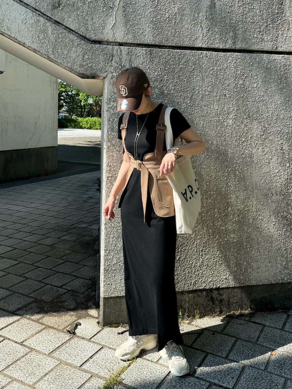 「feepur、夏コーデ、レイヤードスタイル、Tシャツワンピ、ロングワンピース、大人カジュアル、キャップ、スニーカー、ベスト、New Balance、NEW ERA、moitytto、大人コーデ、トートバッグ、A.P.C.」｜「feepurの【TALLサイズあり】カットリブハーフスリーブワンピース（ワンピース、ブラック系）」を使った、MISATO さん（レディース・161cm）の夏コーディネートの2枚目の写真