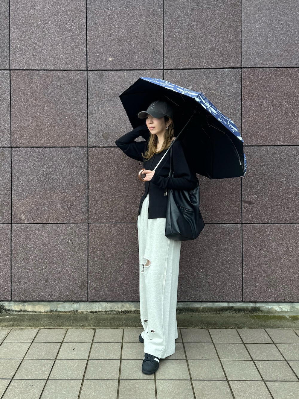 グレー系のスウェットパンツ、ブラック系のカーディガン/ボレロ、ブラック系のショルダーバッグを着用したレディースの春コーディネートの3枚目の写真